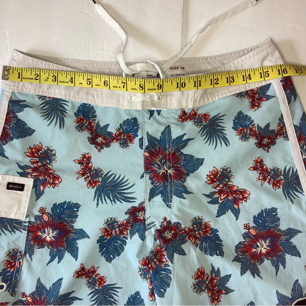 RVCA / Board shorts with a tropical floral print - Picture 2 of 10